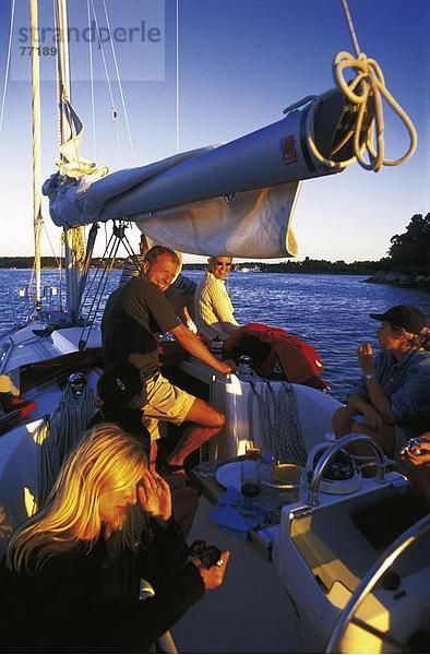 10648114  Lebensmittel  Essen  Gruppe  Küste  lachen  Meer  relaxen  entspannen  Romantik  Schweden  Europa  Segelboot  Abfahrten  Yachti
