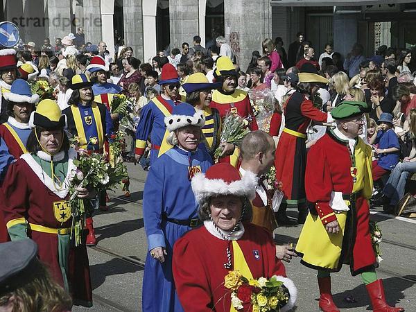 10648195  Tradition  Kostüme  Männer  keine Modellfreigabe Parade  Schweiz  Europa  Sechselauten  Festival  Tradition  2003