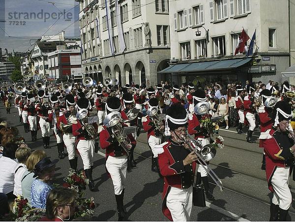 10648198  wind  Tradition  Kostüme  Limmat Quai  Musik  Musiker  keine Modellfreigabe  Schweiz  Europa  Sechselauten