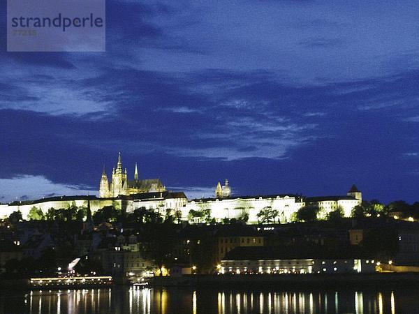 Anzeigen von 10648201  River  Fluss  Hradcany  Moldawien  Nacht  in der Nacht  Prag  Prager Burg  Tschechien  Europa