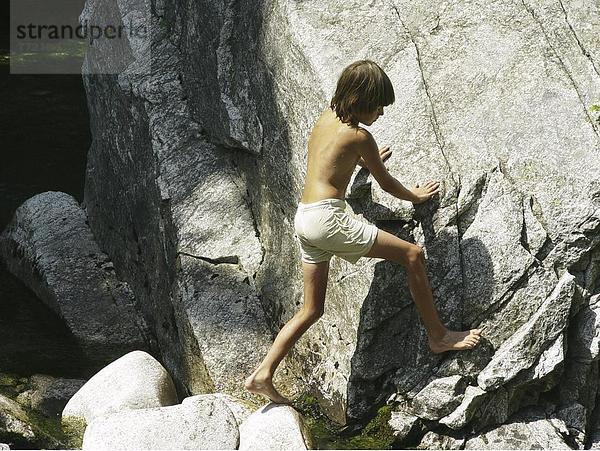 10648204  Baden  Fels  Klippe  Fluß  Fluss  junge  Kind  Klettern  Klettern  Boy  Natur  Steine