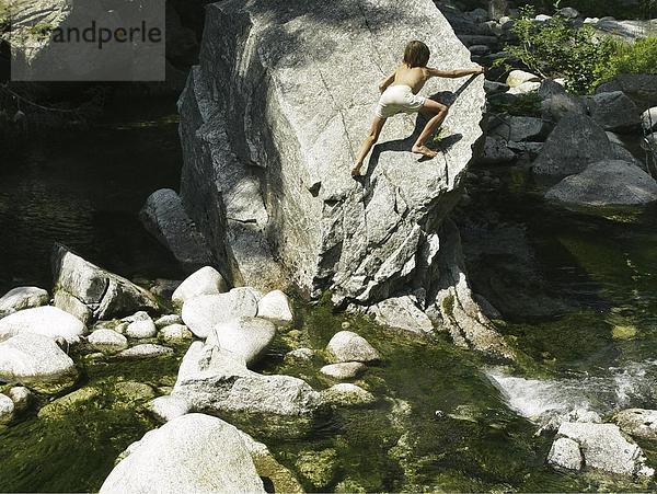 10648205  Baden  Fels  Klippe  Fluß  Fluss  junge  Kind  Klettern  Klettern  Boy  Natur  Spaß  Witz  Steine