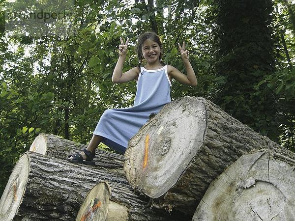 gestikulieren Baum Wald Natur Holz Mädchen lachen Spaß Scherz