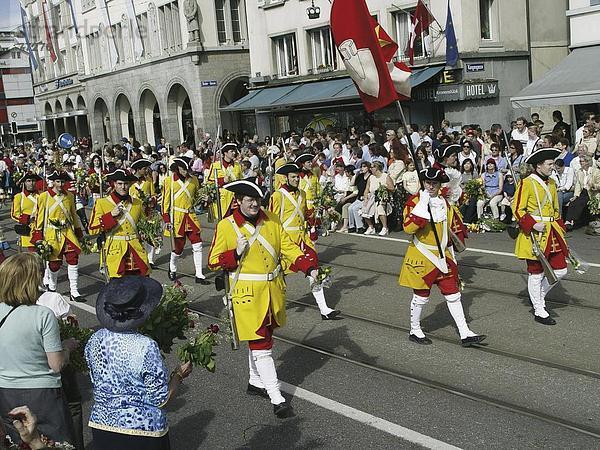 10648262  Tradition  Kostüme  Limmat Quai  Männer  keine Modellfreigabe  Schweiz  Europa  Sechselauten  Festival  Tradition  in