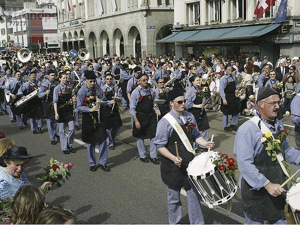 10648263  Tradition  Limmat Quai  Musik  Musiker  kein Modell Release  Schweiz  Europa  Sechselauten  Festival  Tradition  ich