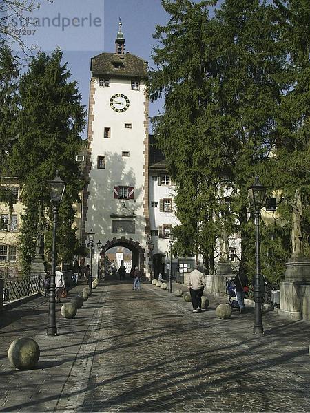 10648273  Old Town  Baden-Württemberg  Bäume  Brücke  Deutschland  Europa  Laternen  obere Tor  Fußgänger  Passanten  seltene brook