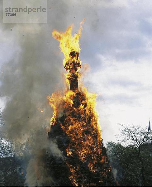10649072  2003  Boogg  Tradition  brennen  Feuer  Flammen  Rauch  Sechselauten  Stadt  City  Zürich  Tradition