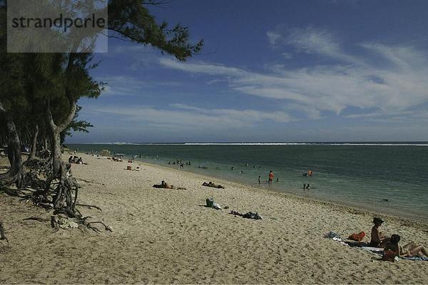 10649460  Badegäste  Strand  Bäume  Hermitage  Ile De La Réunion  Indischer Ozean  Meer  Strand  Meer
