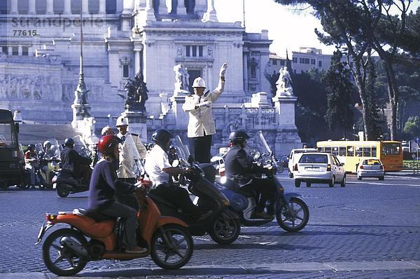 10649726  Italien  Europa  Motorroller  Piazza Venezia  Polizist  Polizist  Roller  Roller  Rom  Portikus  Verkehr  tr