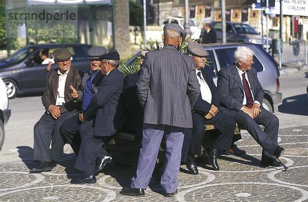 10649804  take it easy  entspannen  außerhalb  Corleone  Gespräch  Gruppe  Hüte  Italien  Europa  Männer  des Mannes-Runde  Kappen  Hüte  keine m