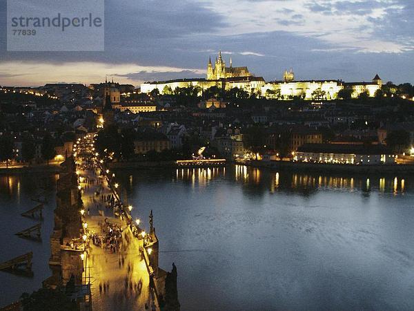 beleuchtet  10649955  River  Fluss  Hradschin  Karlsbrücke  Moldawien  Nacht  bei Nacht  Prag  Prager Burg  Tschechien  Europ
