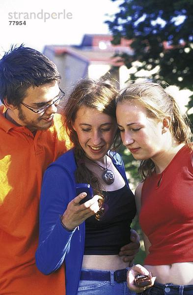 10650115  außerhalb  Handy  Telefon  Jugendliche  junge  Mobile  Handy  Telefon  Handy  Teenager  Telefon  zwei  Mädchen
