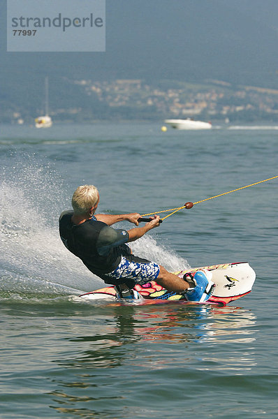 10650160  Aktion  Lac de Neuchâtel  Mann  Lauerzersee  Schweiz  Europa  See  Meer  Sport  Splash  Surfen  Surfen  Wakeboa