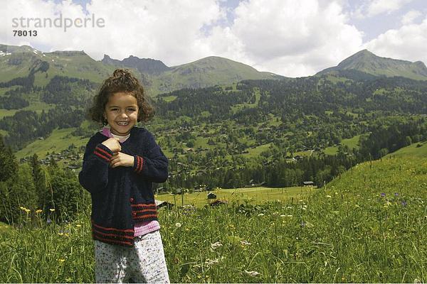 Blumenwiese Landschaftlich schön landschaftlich reizvoll Portrait Berg Alpen lachen Mädchen Euro Schweiz Kanton Waadt