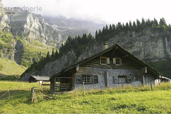 Felsbrocken Landschaftlich schön landschaftlich reizvoll Hütte Berg Wohnhaus Steilküste Chalet Alpen Holzhaus Kanton Wallis