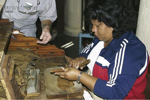 10650206  Frau  Havanna  Produktion  Leistung  in Kuba  Caribbean  Produktion  Rauchen  Roll  Zigarren Rollen  Tabak
