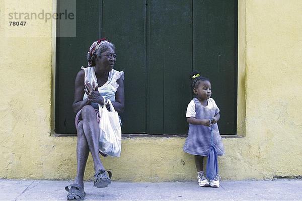 10650210  Enkelin  Fassade  Auslöser  Großmutter  Havanna  Kind  Kuba  Caribbean  Mädchen  Person  Senioren  Lage