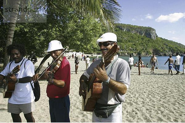 10650222  Badegäste  Baden  Strand  Violine  Gitarre  Kuba  Caribbean  Küste  Meer  Musik  Musiker  Santiago  Play  Strand  seasho