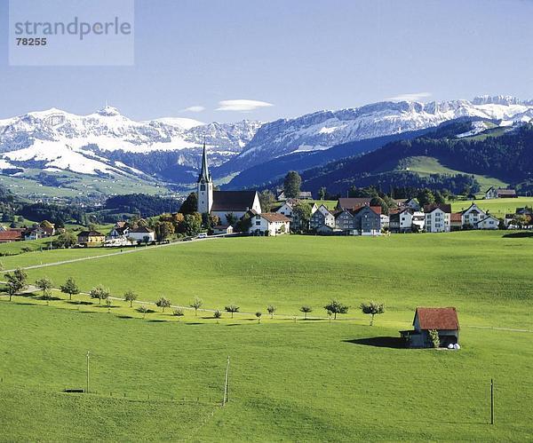 Landschaftlich schön landschaftlich reizvoll Europa Berg Dorf Schweiz