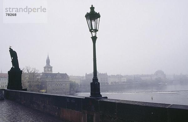 10651376  Dämmerung  Dämmerung  düster  düstere  Karlsbrücke  Laterne  Nebel  Prag  schlechtem Wetter  Kontur  Tschechien  Europa