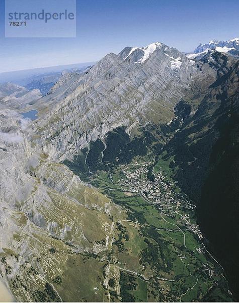 Landschaftlich schön landschaftlich reizvoll Europa Berg Dorf Alpen Draufsicht Schweiz Kanton Wallis