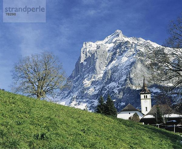 Europa Berg Kirche Dorf Alpen Berner Oberland Kanton Bern Grindelwald Schweiz