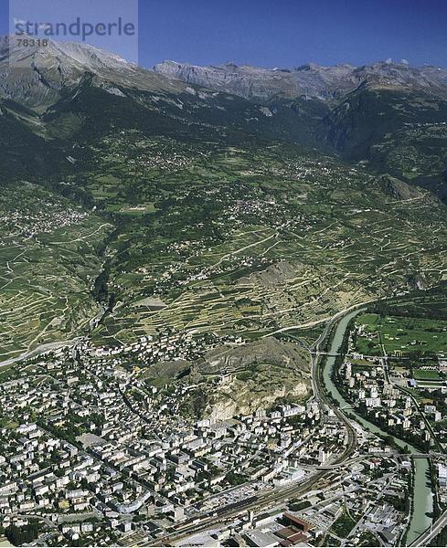 Landschaftlich schön landschaftlich reizvoll Europa Berg Stadt fließen Fluss Alpen Luftbild Rhone Schweiz Kanton Wallis