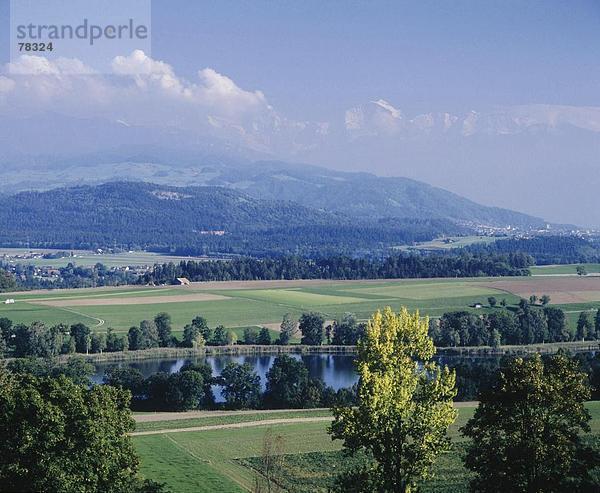 Landschaftlich schön landschaftlich reizvoll Europa Berg See Meer Feld Alpen Kanton Bern Schweiz