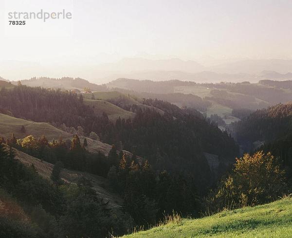 Landschaftlich schön landschaftlich reizvoll Europa Berg Hügel Alpen Emmentaler Kanton Bern Abenddämmerung Stimmung Schweiz Dämmerung