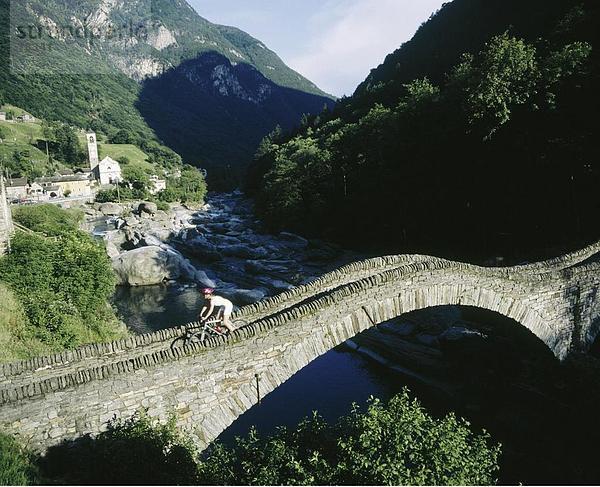 Mountainbike mountain bike Freizeit Europa Frau Sport Brücke gehen Fahrrad Rad Lavertezzo Schweiz Kanton Tessin