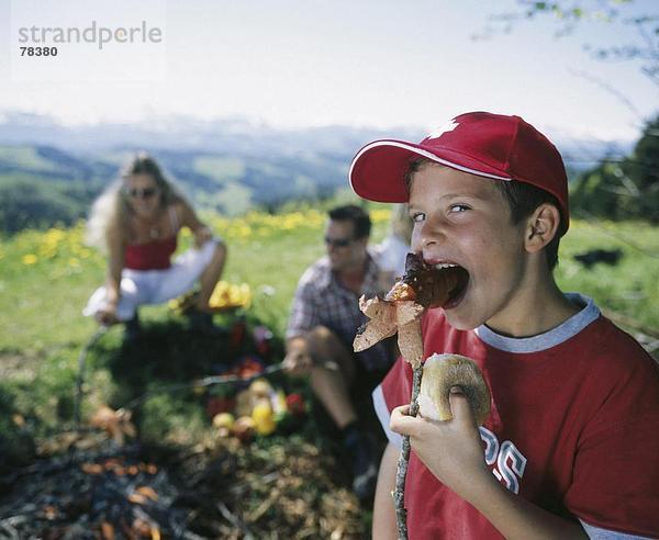 Lebensmittel Junge - Person Reise Picknick Wohnkamin Wohnkamine Kamin Feuer essen essend isst Emmentaler Kanton Bern