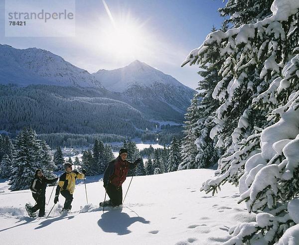 10651651  alpine  Alpen  Berge  drei  Graubünden  Graubünden  Gruppe  Lenzerheide  Schnee  Schneeschuh  Schneeschuh laufen  Switze