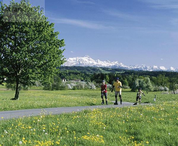Landschaftlich schön landschaftlich reizvoll Freizeit Inlineskating Inline Skating Landstraße Straße Kanton Thurgau