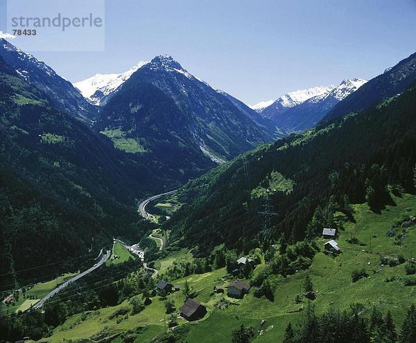 Landschaftlich schön landschaftlich reizvoll Europa Berg Straße Tal Alpen Kanton Uri Schweiz Valle