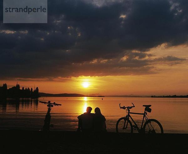 10652063  am Bodensee  See  Meer  Fahrrad  Fahrrad  Fahrräder  Fahrräder  Liebe  Paar  alle Paare  Romantik  See  Meer  Seeufer  Si