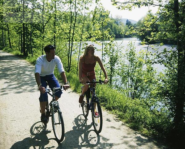 10652078  gehen  Fahrrad  Fahrrad  River  Fluss  Freizeit  Modell veröffentlicht  Mountainbikes  Natur  Paar  alle Paare  Schweiz  Europ