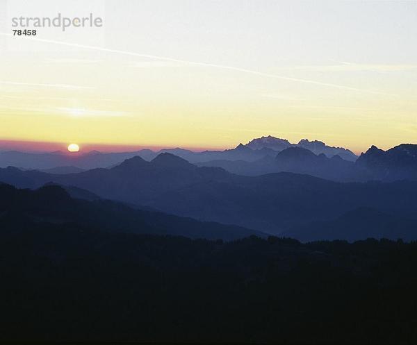 Landschaftlich schön landschaftlich reizvoll Berg Alpen Ansicht Abenddämmerung Dämmerung