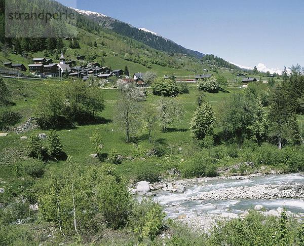 Landschaftlich schön landschaftlich reizvoll Berg fließen Fluss Dorf Alpen Menschengruppe Menschengruppen Gruppe Gruppen Rhone Kanton Wallis