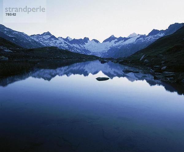 Landschaftlich schön landschaftlich reizvoll Berg Alpen Berner Oberland Kanton Bern Abenddämmerung Bergsee