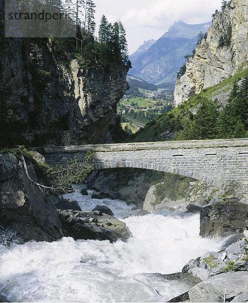 Europa Berg Brücke fließen Fluss Alpen Schlucht Berner Oberland Kanton Bern Schweiz