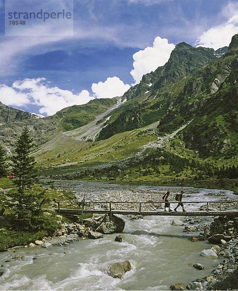 Landschaftlich schön landschaftlich reizvoll Berg Brücke fließen Fluss Alpen Berner Oberland Kanton Bern
