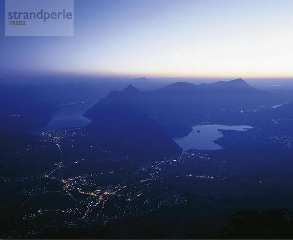 Landschaftlich schön landschaftlich reizvoll Europa Berg Nacht See Abenddämmerung Schweiz Dämmerung bei Nacht