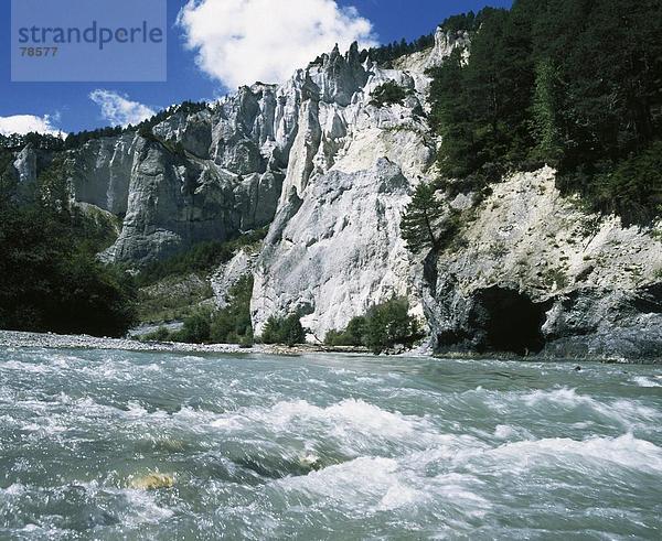 Felsbrocken Landschaftlich schön landschaftlich reizvoll Europa Steilküste fließen Fluss Kanton Graubünden Schweiz