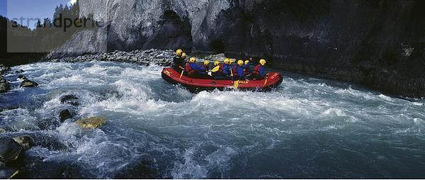 Felsbrocken Freizeit Europa Menschlicher Vater Steilküste fließen Fluss Kanton Graubünden Schweiz