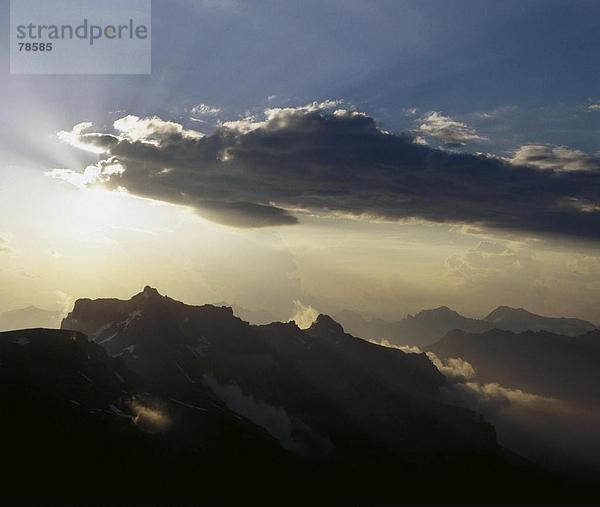 Landschaftlich schön landschaftlich reizvoll Europa Berg Silhouette Berner Alpen Kanton Bern Stimmung Schweiz Dämmerung