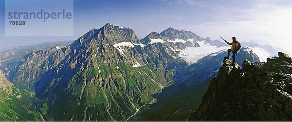 Bergsteigen Landschaftlich schön landschaftlich reizvoll Freizeit Berg Mann Berggipfel Gipfel Spitze Spitzen Sport Alpen Kanton Wallis