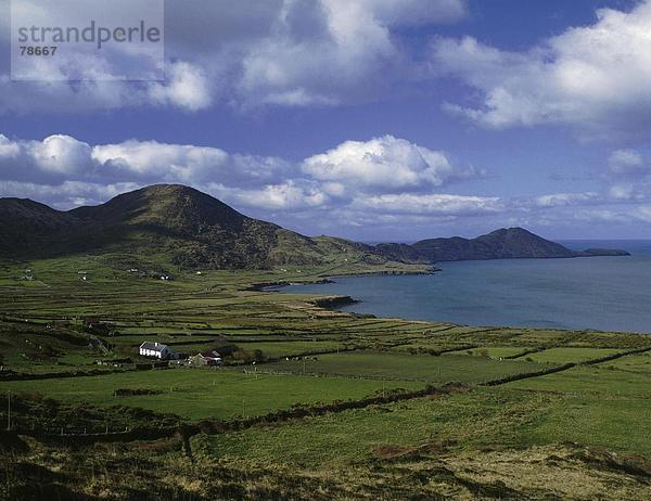 10753189  Ballinskelligs Bay  EU  Europa  Europäische  Bauernhof  Felder  Urlaub  Gebäuden  Bauten  Horizontal  Hügel  Irelan