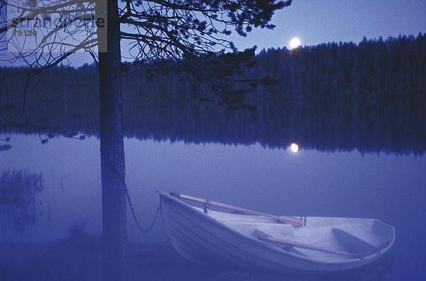 10760512  Boot  Gefühl  Finnland  Gefühle  Emotionen  Saison  Landschaft  Mond  Nacht  Natur  Nebel  Rest  See  Meer  Sommer  silenc