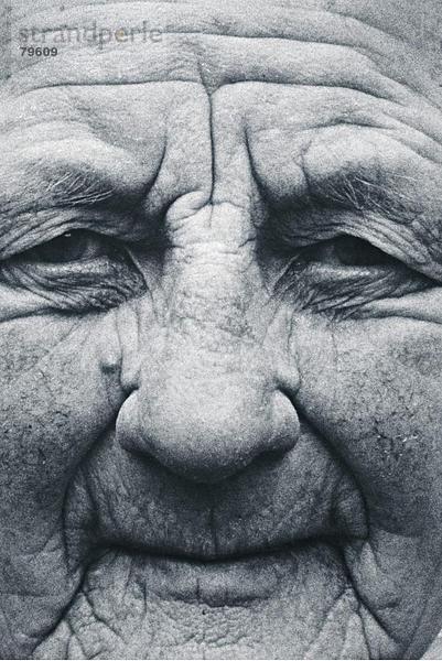 10761001  alte  Alter  alte Person  Frau  Senioren  Falten  Falten  Alter  Person  Natur  Personen  Porträt  schwarz und wh