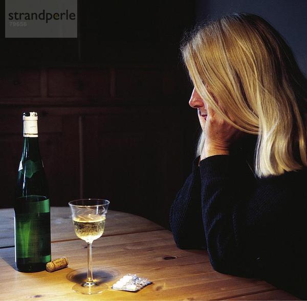 10761048  abhängigen  Abhängigkeit  Alkohol Alkoholiker Alkoholismus  allein  Medikament  Depression  einsam  Einsamkeit  Emotion  w